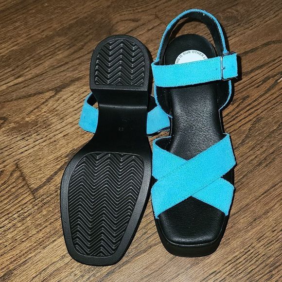 This is our other line size 36 block heel sandal - Picture 4 of 5